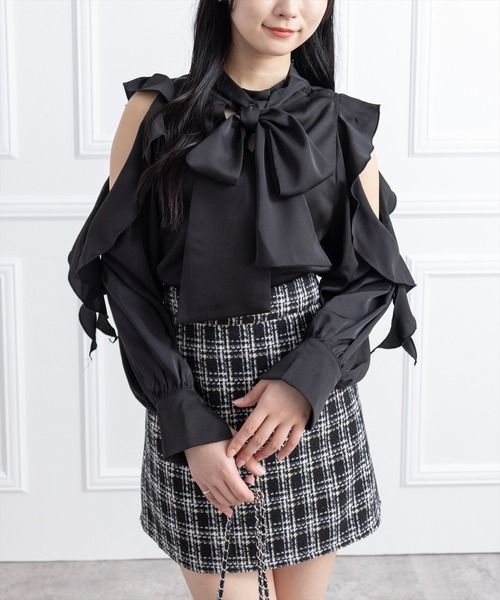 clear（クリア）の「前後2wayオープンショルダーリボンブラウス[大人 フェミニン ガーリー]（シャツ/ブラウス・レディース・モカ/オフホワイト/ブラック・F）」の2枚目の写真