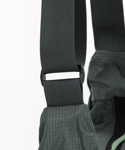 MYSTERY RANCH（ミステリーランチ）の「MYSTERY RANCH/ミステリーランチ INDIE（ショルダーバッグ・メンズ・ブラック/グレー/ベージュ・ONE SIZE）」の5枚目の写真