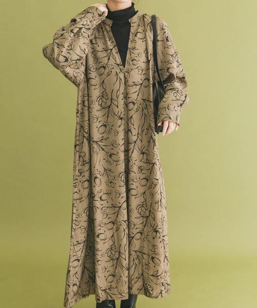 ITEMS URBANRESEARCH(アイテムズ アーバンリサーチ)の「フラワープリントワンピース(ワンピース・レディース・ブラック/ブラウン・FREE)」の3枚目の写真