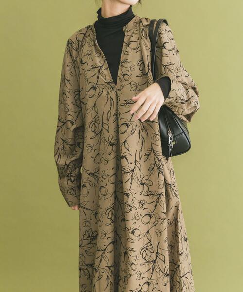 ITEMS URBANRESEARCH(アイテムズ アーバンリサーチ)の「フラワープリントワンピース(ワンピース・レディース・ブラック/ブラウン・FREE)」の4枚目の写真