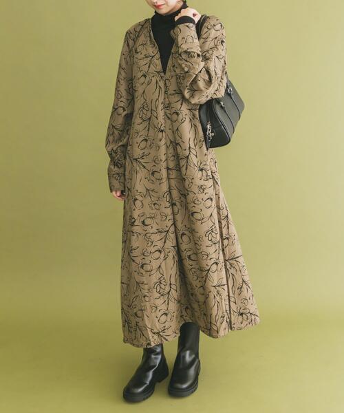 ITEMS URBANRESEARCH(アイテムズ アーバンリサーチ)の「フラワープリントワンピース(ワンピース・レディース・ブラック/ブラウン・FREE)」の5枚目の写真