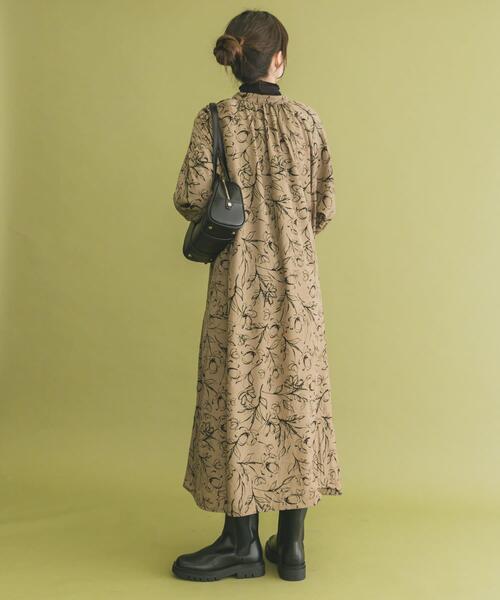 ITEMS URBANRESEARCH(アイテムズ アーバンリサーチ)の「フラワープリントワンピース(ワンピース・レディース・ブラック/ブラウン・FREE)」の7枚目の写真
