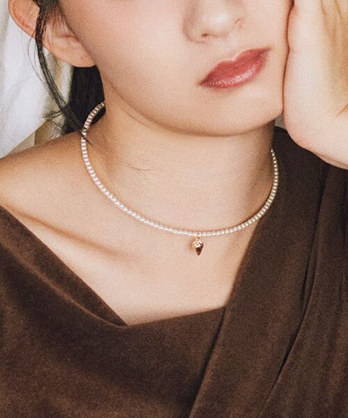 earth music&ecology（アースミュージックアンドエコロジー）の「モチーフワンタッチチョーカー（チョーカー・レディース・シルバー/ゴールド・F）」の4枚目の写真