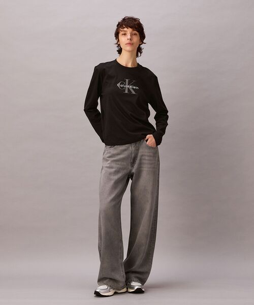 Calvin Klein(カルバン・クライン)の「長袖Tシャツ - モノグラムロゴクルーネックロングスリーブカットソー(Tシャツ/カットソー・レディース・ホワイト/ブラック・M/S/XS)」の5枚目の写真