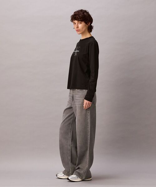 Calvin Klein(カルバン・クライン)の「長袖Tシャツ - モノグラムロゴクルーネックロングスリーブカットソー(Tシャツ/カットソー・レディース・ホワイト/ブラック・M/S/XS)」の6枚目の写真