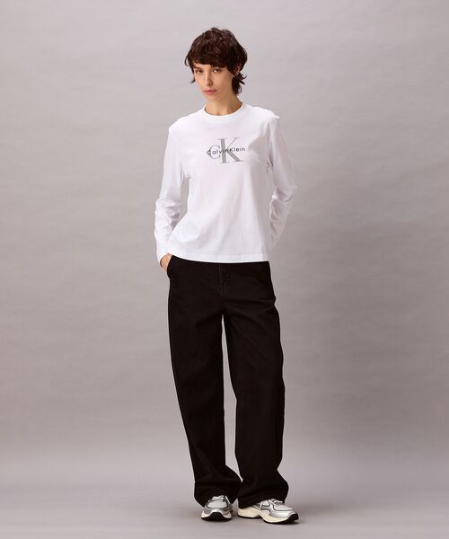 Calvin Klein(カルバン・クライン)の「長袖Tシャツ - モノグラムロゴクルーネックロングスリーブカットソー(Tシャツ/カットソー・レディース・ホワイト/ブラック・M/S/XS)」の3枚目の写真