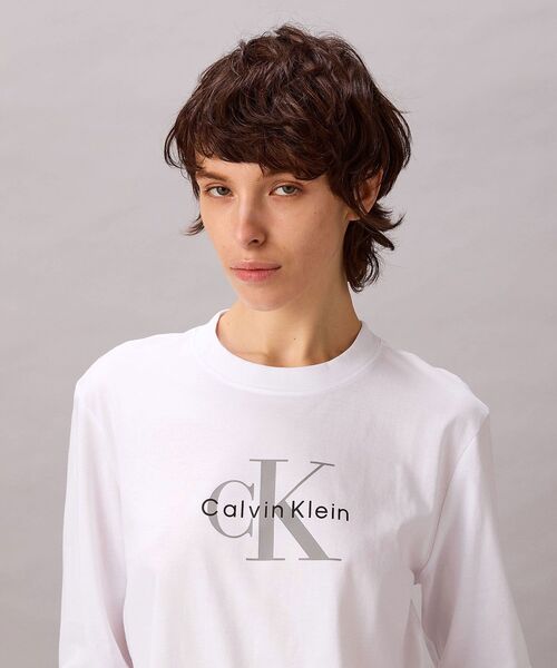 Calvin Klein(カルバン・クライン)の「長袖Tシャツ - モノグラムロゴクルーネックロングスリーブカットソー(Tシャツ/カットソー・レディース・ホワイト/ブラック・M/S/XS)」の4枚目の写真