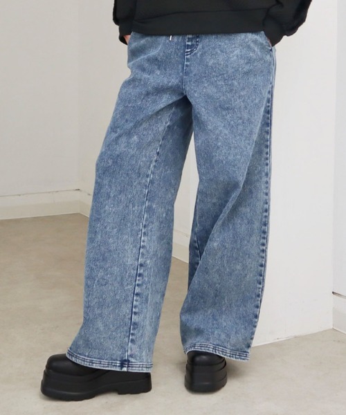 CECIL McBEE(セシルマクビー)の「裏起毛デニムワイドイージーパンツ(デニムパンツ・レディース・ブラック/ライトブルー・MEDIUM/LARGE)」の2枚目の写真