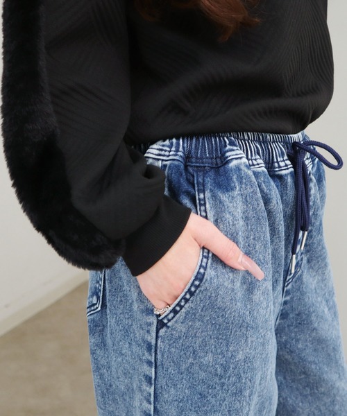 CECIL McBEE(セシルマクビー)の「裏起毛デニムワイドイージーパンツ(デニムパンツ・レディース・ブラック/ライトブルー・MEDIUM/LARGE)」の4枚目の写真