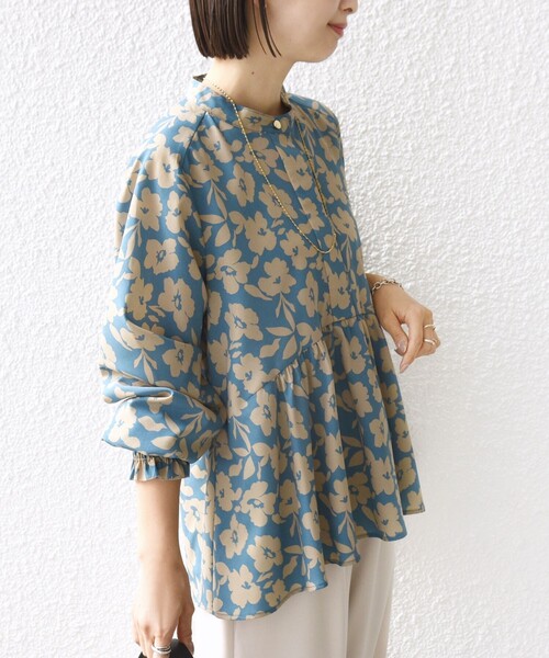 SHIPS（シップス）の「【WEB限定】〈手洗い可能〉ドット 花柄 袖 シャーリング ブラウス（シャツ/ブラウス・レディース・ダークグレー/スカイブルー/オフホワイト・ONE SIZE）」の4枚目の写真