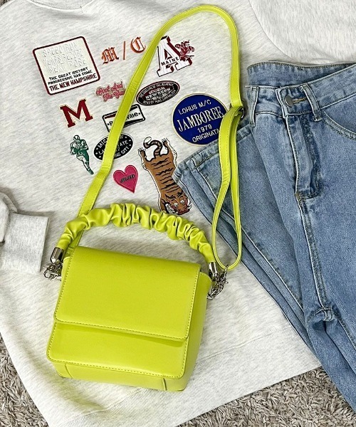 GORGE(ゴージ)の「《くしゅっと持ち手が可愛い》レディース フェイクレザー 2WAYミニショルダー 上品見え セカンドバッグ 春夏秋冬(ショルダーバッグ・レディース・ホワイト/ブラック/パープル・F)」の12枚目の写真