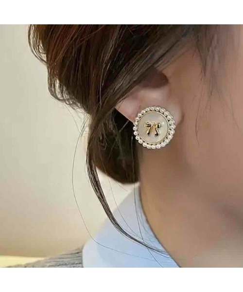 tone(トーン)の「【88eighty-eight】パールゴールドリボンミニピアス【import】(MA)(ピアス(両耳用)・レディース・ホワイト・FREE)」の2枚目の写真