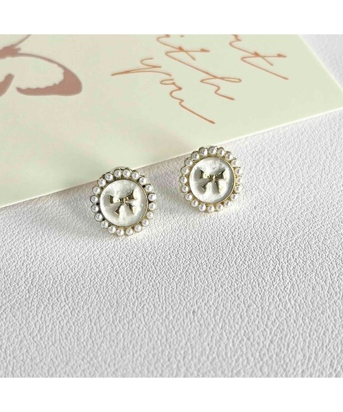 tone(トーン)の「【88eighty-eight】パールゴールドリボンミニピアス【import】(MA)(ピアス(両耳用)・レディース・ホワイト・FREE)」の4枚目の写真