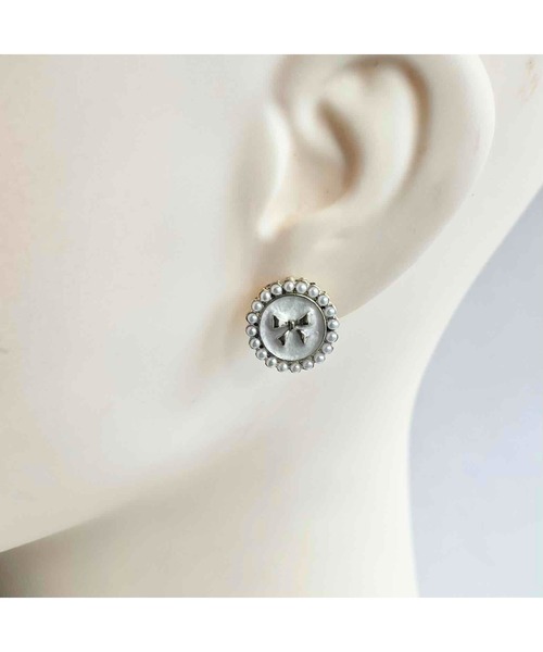 tone(トーン)の「【88eighty-eight】パールゴールドリボンミニピアス【import】(MA)(ピアス(両耳用)・レディース・ホワイト・FREE)」の5枚目の写真