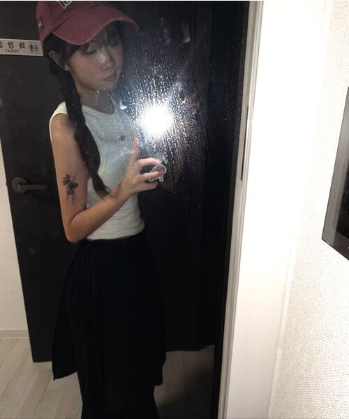 BORN TO WIN（ボーントゥウィン）の「B PENDANT RIBBED SEMI CROP SLEEVELESS [WHITE]（Tシャツ/カットソー・レディース・その他・1/2）」の2枚目の写真