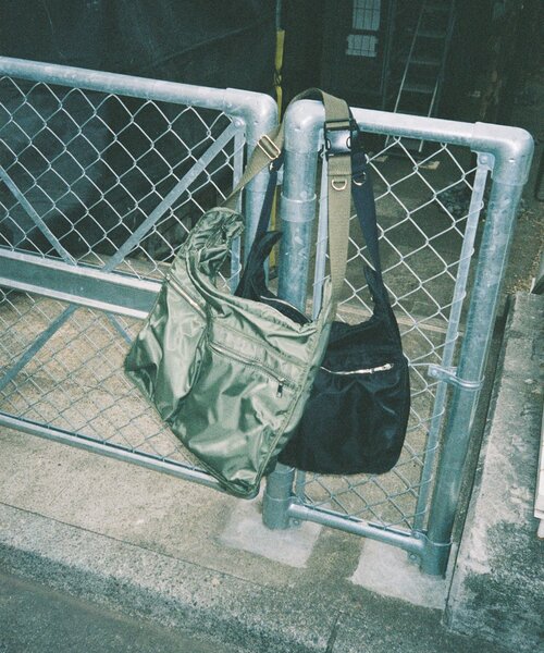 WHIMSIC（ウィムジック）の「【UNISEX】ダブルポケットスリングバッグ（ショルダーバッグ・レディース・オリーブ/ブラック・ONE SIZE）」の18枚目の写真