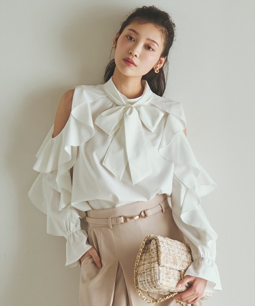 AND COUTURE(アンドクチュール)の「フリルボウタイブラウス(シャツ/ブラウス・レディース・オフホワイト/ネイビー/サックスブルー・FREE)」の1枚目の写真