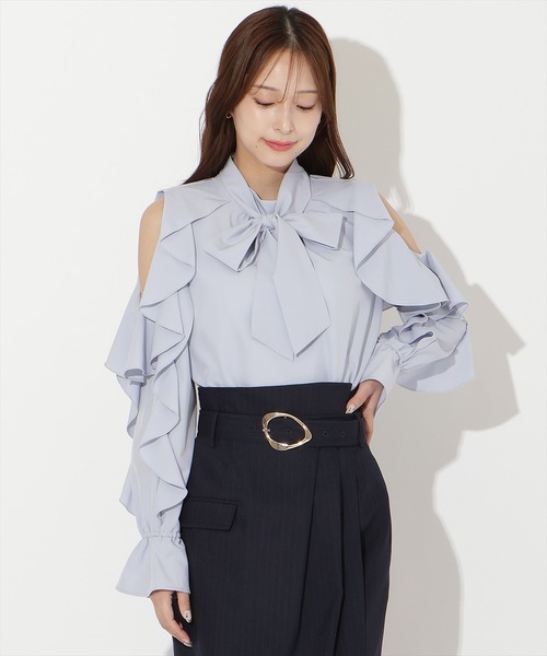 AND COUTURE(アンドクチュール)の「フリルボウタイブラウス(シャツ/ブラウス・レディース・オフホワイト/ネイビー/サックスブルー・FREE)」の3枚目の写真