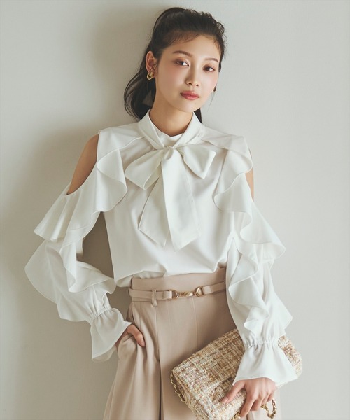 AND COUTURE(アンドクチュール)の「フリルボウタイブラウス(シャツ/ブラウス・レディース・オフホワイト/ネイビー/サックスブルー・FREE)」の4枚目の写真