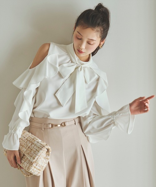 AND COUTURE(アンドクチュール)の「フリルボウタイブラウス(シャツ/ブラウス・レディース・オフホワイト/ネイビー/サックスブルー・FREE)」の5枚目の写真
