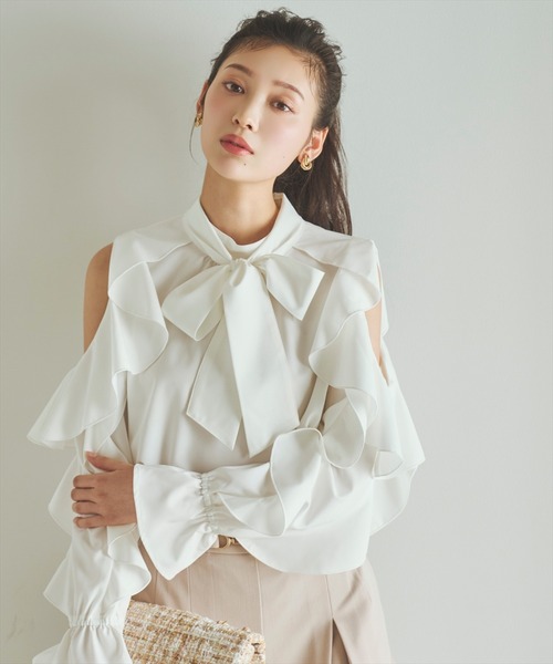 AND COUTURE(アンドクチュール)の「フリルボウタイブラウス(シャツ/ブラウス・レディース・オフホワイト/ネイビー/サックスブルー・FREE)」の6枚目の写真