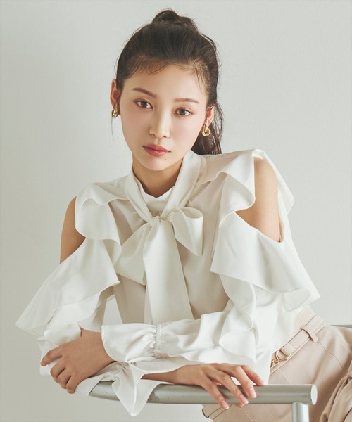 AND COUTURE(アンドクチュール)の「フリルボウタイブラウス(シャツ/ブラウス・レディース・オフホワイト/ネイビー/サックスブルー・FREE)」の7枚目の写真