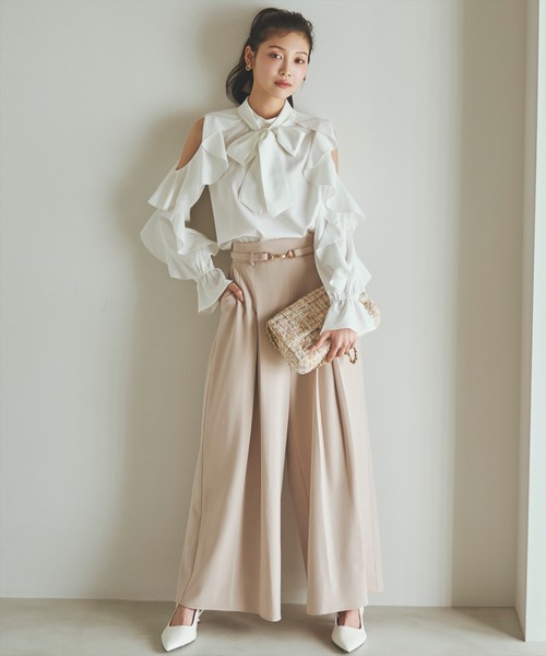 AND COUTURE(アンドクチュール)の「フリルボウタイブラウス(シャツ/ブラウス・レディース・オフホワイト/ネイビー/サックスブルー・FREE)」の8枚目の写真