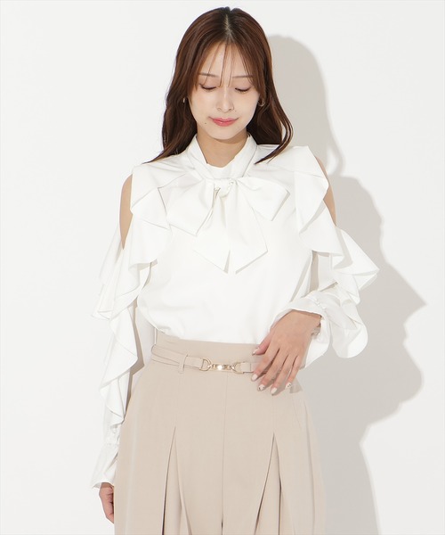 AND COUTURE(アンドクチュール)の「フリルボウタイブラウス(シャツ/ブラウス・レディース・オフホワイト/ネイビー/サックスブルー・FREE)」の11枚目の写真