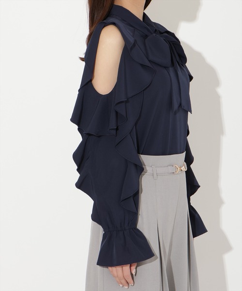 AND COUTURE(アンドクチュール)の「フリルボウタイブラウス(シャツ/ブラウス・レディース・オフホワイト/ネイビー/サックスブルー・FREE)」の22枚目の写真