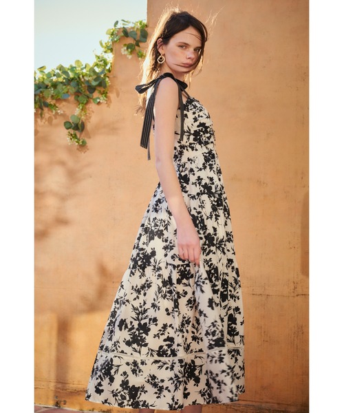 Estella.K(エステラケー)の「Sandra Floral-print long dress 2 ショルダーリボンプリントキャミドレス(ワンピース・レディース・ブラック系/ブルー系/ピンク系・FREE)」の7枚目の写真