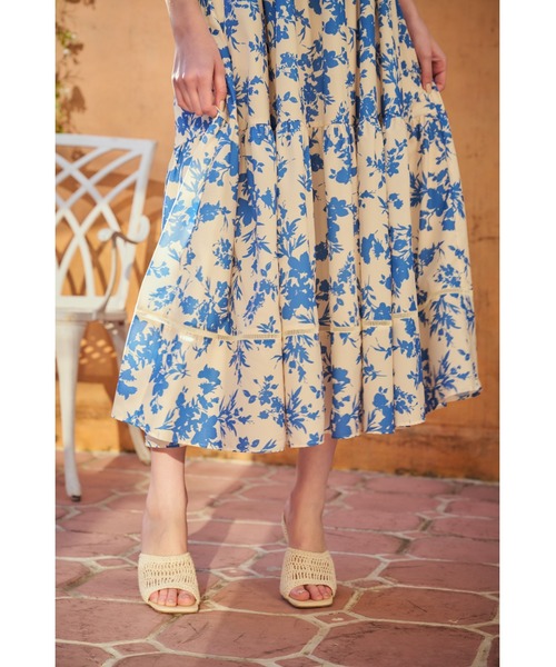 Estella.K(エステラケー)の「Sandra Floral-print long dress 2 ショルダーリボンプリントキャミドレス(ワンピース・レディース・ブラック系/ブルー系/ピンク系・FREE)」の4枚目の写真