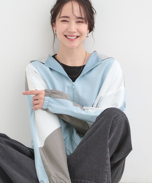 SHOO・LA・RUE（シューラルー）の「【S-LL】大人スポーティ　配色フードブルゾン（ブルゾン・レディース・ベージュ系その他7/ブルー系4/ブラック系4・04/03/02/01）」の3枚目の写真