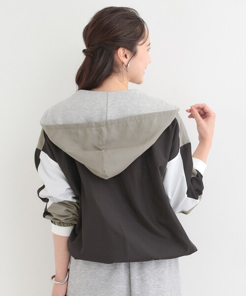 SHOO・LA・RUE（シューラルー）の「【S-LL】大人スポーティ　配色フードブルゾン（ブルゾン・レディース・ベージュ系その他7/ブルー系4/ブラック系4・04/03/02/01）」の5枚目の写真