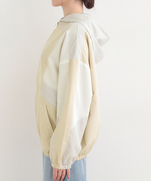 SHOO・LA・RUE（シューラルー）の「【S-LL】大人スポーティ　配色フードブルゾン（ブルゾン・レディース・ベージュ系その他7/ブルー系4/ブラック系4・04/03/02/01）」の17枚目の写真