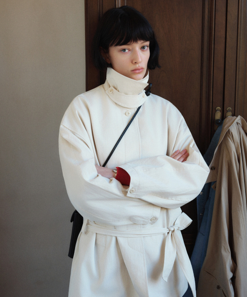 SIYAZU(シヤジュ)の「SIOT4184 ベルト付きハーフトレンチジャケット_Cream(トレンチコート・レディース・Cream・ONE)」の2枚目の写真