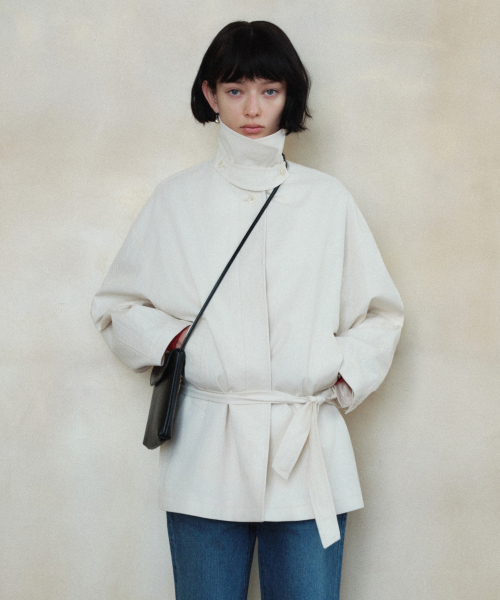 SIYAZU(シヤジュ)の「SIOT4184 ベルト付きハーフトレンチジャケット_Cream(トレンチコート・レディース・Cream・ONE)」の4枚目の写真