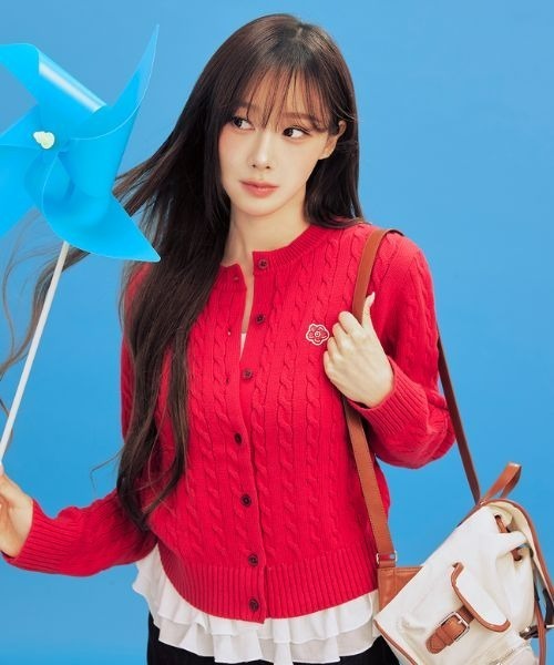 Wacky WiLLy（ワッキーウィリー）の「[GISELLEジゼル着用] WOMEN'S CABLE ROUND NECK CARDIGAN（カーディガン/ボレロ・レディース・クリーム/スカイブルー/レッド・MEDIUM/SMALL）」の9枚目の写真