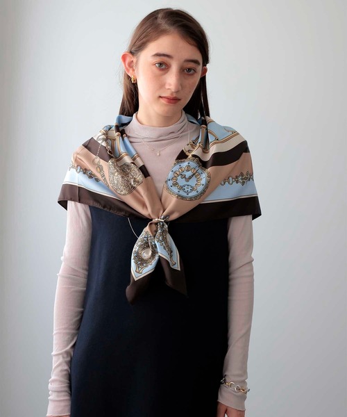 Jines（ジネス）の「クロック柄スカーフ（バンダナ/スカーフ・レディース・ベージュ/グリーン・FREE）」の3枚目の写真