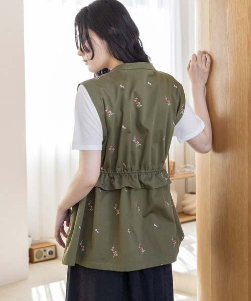 RAGEBLUE（レイジブルー）の「2WAY/フラワー刺繍フリルミリタリーベスト（ベスト・レディース・グリーン/ホワイト・FREE）」の11枚目の写真