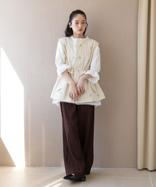 RAGEBLUE（レイジブルー）の「2WAY/フラワー刺繍フリルミリタリーベスト（ベスト・レディース・グリーン/ホワイト・FREE）」の3枚目の写真