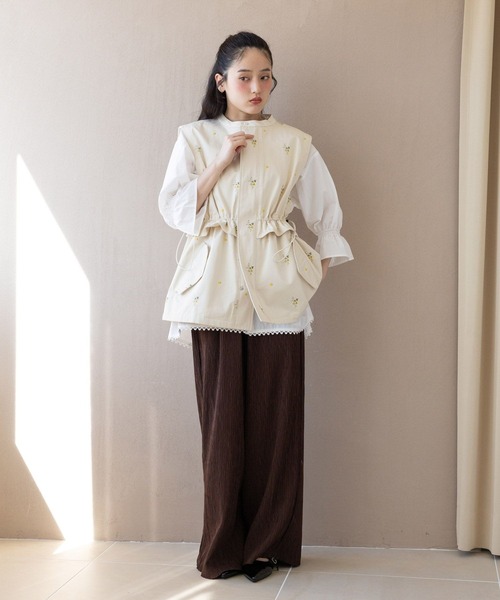 RAGEBLUE（レイジブルー）の「2WAY/フラワー刺繍フリルミリタリーベスト（ベスト・レディース・グリーン/ホワイト・FREE）」の4枚目の写真