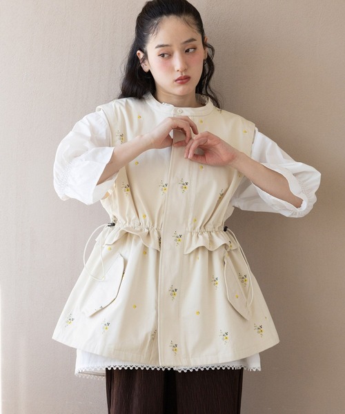 RAGEBLUE（レイジブルー）の「2WAY/フラワー刺繍フリルミリタリーベスト（ベスト・レディース・グリーン/ホワイト・FREE）」の5枚目の写真