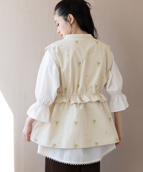 RAGEBLUE（レイジブルー）の「2WAY/フラワー刺繍フリルミリタリーベスト（ベスト・レディース・グリーン/ホワイト・FREE）」の6枚目の写真