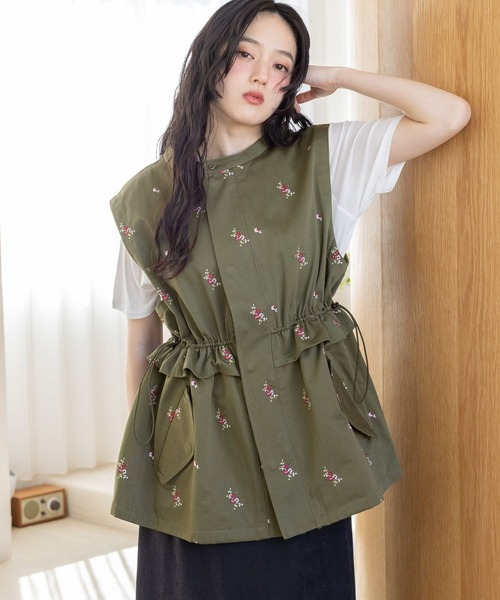 RAGEBLUE（レイジブルー）の「2WAY/フラワー刺繍フリルミリタリーベスト（ベスト・レディース・グリーン/ホワイト・FREE）」の9枚目の写真