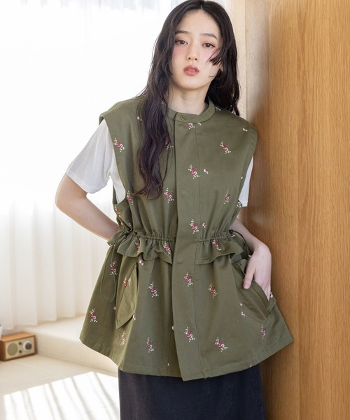 RAGEBLUE（レイジブルー）の「2WAY/フラワー刺繍フリルミリタリーベスト（ベスト・レディース・グリーン/ホワイト・FREE）」の10枚目の写真