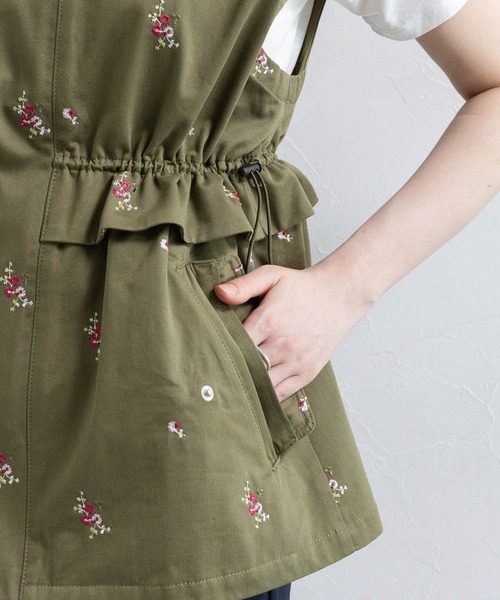 RAGEBLUE（レイジブルー）の「2WAY/フラワー刺繍フリルミリタリーベスト（ベスト・レディース・グリーン/ホワイト・FREE）」の19枚目の写真