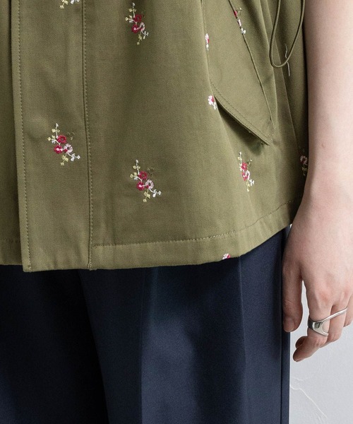 RAGEBLUE（レイジブルー）の「2WAY/フラワー刺繍フリルミリタリーベスト（ベスト・レディース・グリーン/ホワイト・FREE）」の20枚目の写真