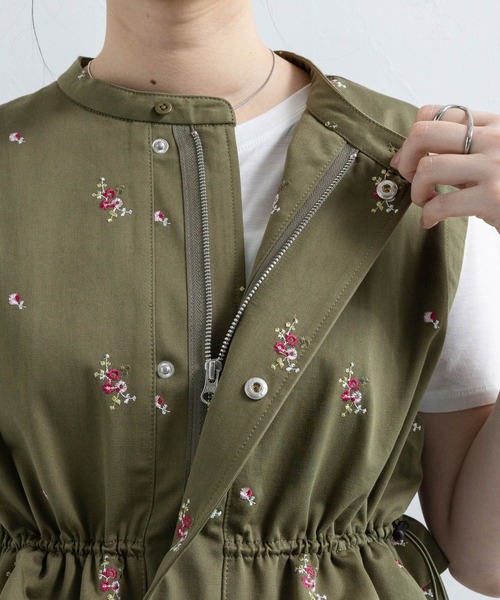 RAGEBLUE（レイジブルー）の「2WAY/フラワー刺繍フリルミリタリーベスト（ベスト・レディース・グリーン/ホワイト・FREE）」の21枚目の写真