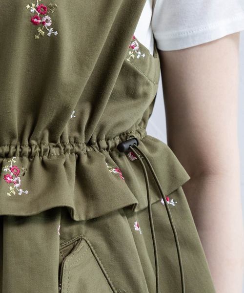 RAGEBLUE（レイジブルー）の「2WAY/フラワー刺繍フリルミリタリーベスト（ベスト・レディース・グリーン/ホワイト・FREE）」の22枚目の写真