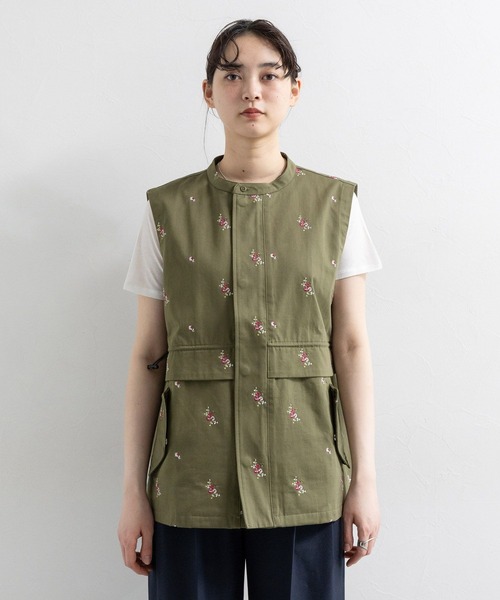 RAGEBLUE（レイジブルー）の「2WAY/フラワー刺繍フリルミリタリーベスト（ベスト・レディース・グリーン/ホワイト・FREE）」の12枚目の写真